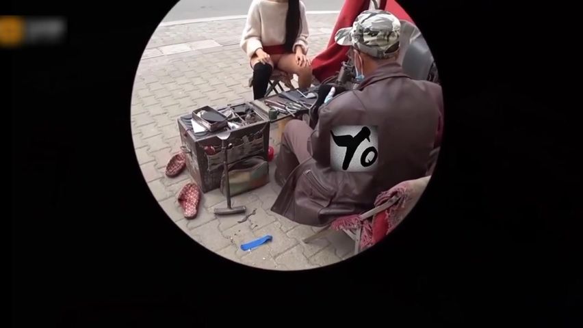 【69堂免费视频】【极限勾引】小姐姐闹市街区修鞋，唠嗑露出鲍鱼勾引修鞋大爷
