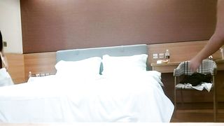 【69堂免费视频】极品外围兼职嫩妹，外表文静美腿，撩起裙子一顿摸，扣完穴直接草