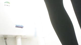 【69堂免费视频】【厕拍精品】年轻美女们上厕所，身材都很不错，粉嫩小穴喷尿很有力