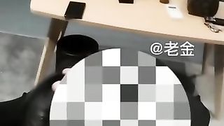 【69堂免费视频】【青岛真实兄妹乱伦】表哥让学生表妹舔鸡巴，后面发生什么你懂的