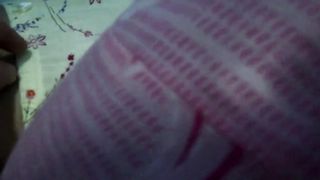 【69堂免费视频】禽兽哥哥趁爸妈不在家多次猥亵妹妹，偷拍熟睡妹妹的私处