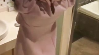 【69堂免费视频】表妹高考在考场附近酒店订的房间，表妹直接在我面前换衣服，我是时候让她见识一下社会的险恶了