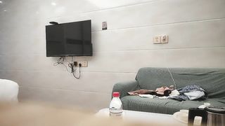 【69堂免费视频】服务周到短裙大奶少妇，翘起屁股摸穴蹲着口交，舔蛋骑上来自己动，侧入猛操晃动奶子呻吟