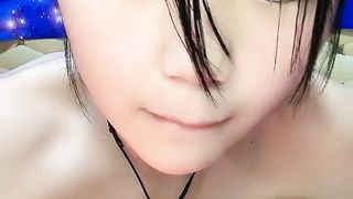 【69堂免费视频】超极品清纯小萝莉，全程露脸尿尿给狼友看，把逼逼和道具洗干净口交小哥的大鸡巴，让小哥舔逼道具抽插好骚啊