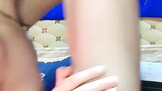 【69堂免费视频】超极品清纯小萝莉，全程露脸尿尿给狼友看，把逼逼和道具洗干净口交小哥的大鸡巴，让小哥舔逼道具抽插好骚啊