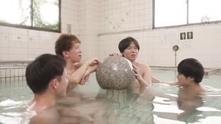 【69堂免费视频】这是一个超级公共浴室，柜台的女士很友善地为您服务