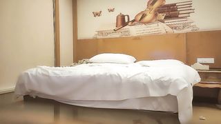 【69堂免费视频】 修长美腿高端外围美女 齐逼小短裤按头口交非常熟练 特写扣穴站立后入撞击