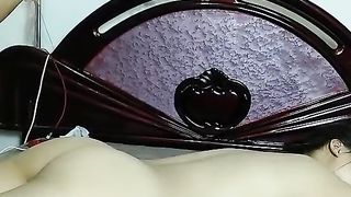 【69堂免费视频】好姐妹在旁边录像，骚男抽着烟还得抠逼，各种体位暴力草穴