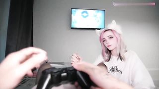 【69堂免费视频】正在玩原神调皮的表妹主动爬上大肉棒，只能翻身上马满足她_