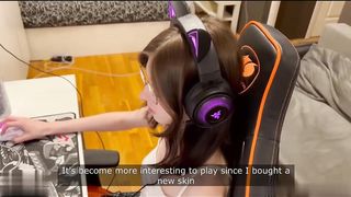 【69堂免费视频】眼镜毛妹小女友第一视角吃大屌，跪在椅子上翘起求操