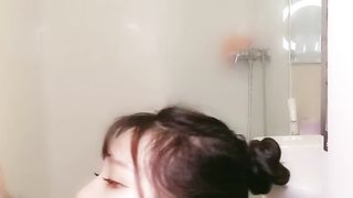 【69堂免费视频】娇小玲珑，浴室互相洗澡，洗干净就疯狂舔，硬了被狠狠修理,口爆！