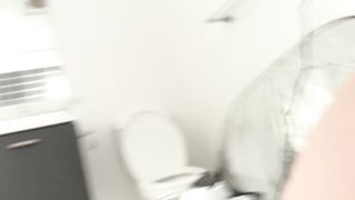 【69堂免费视频】洗澡时女友进来吃鸡玩弄小穴