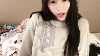 【69堂免费视频】抖音6万粉颜值小网红，榜一大哥斥巨资1v1定制福利，小妹妹掰开粉嫩小穴自慰，娇喘连连