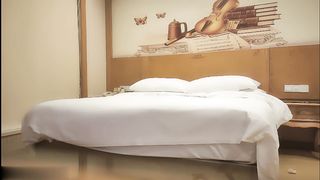 【69堂免费视频】小马丶寻花颜值一流高端外围女神，齐逼小短裤按头插嘴，对着镜头扣穴，对准深插扶着细腰，各种姿势来一遍1080P高清