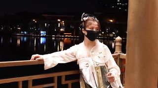 【69堂免费视频】樱花小猫_古风少女户外漏出骚穴，想要被大肉棒后入