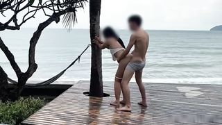 【69堂免费视频】高级黄金海岸酒店室外双飞两淫女