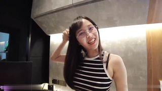 【69堂免费视频】乖巧可爱眼镜娘为男友服务被操爽了