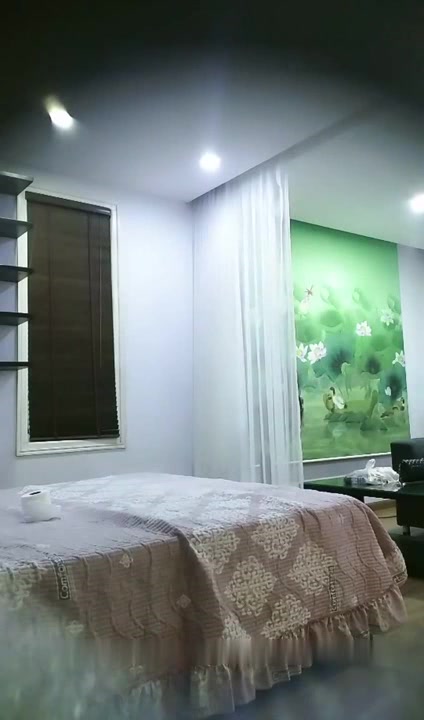 招嫖達人星級酒店開房現場直播高價約了個越南混血妹子 吹簫胸推漫遊抱起來操幹得直叫求饒 太猛了 國語對白