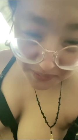 【69堂免费视频】四眼人妻、生完孩子还没断奶就开始偷情了，奶水滴不完，狂艹娇喘不已！