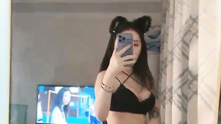 【69堂免费视频】女神极品女友，颜值界的扛把子，先爬下给细腻口交，无套后入，换了好多姿势，最后撸射在阴毛上真爽