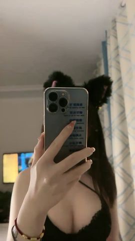 【69堂免费视频】女神极品女友，颜值界的扛把子，先爬下给细腻口交，无套后入，换了好多姿势，最后撸射在阴毛上真爽