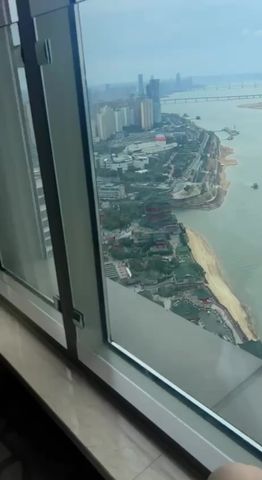 【69堂免费视频】蒙眼的骚货开始先吃我的JB后面再找一个一起吃