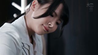 【69堂免费视频】已婚秘书在充满汗水和亲吻的总裁办公室中出性爱。_拥有猥亵L罩杯和甜美面孔的秘书出现。_庵ひめか_1