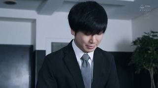 【69堂免费视频】已婚秘书在充满汗水和亲吻的总裁办公室中出性爱。_拥有猥亵L罩杯和甜美面孔的秘书出现。_庵ひめか_1