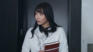 【69堂免费视频】已婚秘书在充满汗水和亲吻的总裁办公室中出性爱。_拥有猥亵L罩杯和甜美面孔的秘书出现。_庵ひめか_3