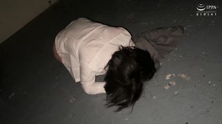 【69堂免费视频】我绑架了我在街上发现的一个穿着制服的天使，我彻底训练了她的腹部和喉咙，我把她变成了一个无所不能的性肉小便池。_1