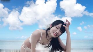 【69堂免费视频】在海风美景民宿里淫荡做爱_温润吸茎挑弄龟头_爆肏鲜嫩无毛白虎_女上位M腿羞耻内射涌出