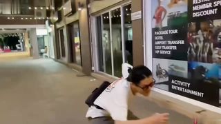 【69堂免费视频】泰神啦！情色旅游EP_1_芭达雅椰子树下带妹子回家双飞！脱下裤子后发现有点东西_