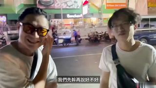 【69堂免费视频】泰神啦！情色旅游EP_1_芭达雅椰子树下带妹子回家双飞！脱下裤子后发现有点东西_