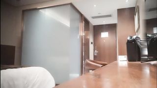 【69堂免费视频】笑哭了_小妹进屋看见个脱光了的黑人差点吓尿了，连着吓跑五六个妹子，终于有个勇者大姐敢接