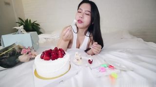 【69堂免费视频】他把蛋糕奶油涂在我的乳房上舔它们，我已经准备好接受鸡巴了，最后像奶油一样射在脸上