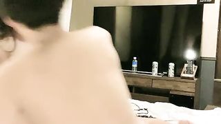 【69堂免费视频】俊男靓女激情3P玩弄风骚小母狗，渣男接了杯尿给骚逼喝真淫荡，一起鸳鸯浴，玩奶子弄逼被男人草了被女人草