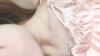 【69堂免费视频】双马尾新人美少女！脸上红扑扑的！嘴比较小吃不了大JB，撩起衣服贫乳，多毛嫩穴尿尿超粉嫩