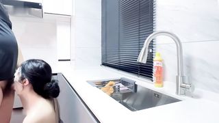 【69堂免费视频】漂亮少妇吃鸡啪啪_在厨房干家务被后入内射了