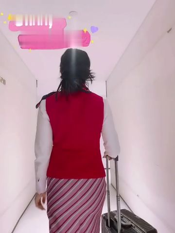 【69堂免费视频】穿着空姐制服的女友丝袜勾引