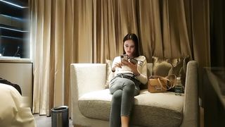 【69堂免费视频】约了个大长腿牛仔裤高冷妹子啪啪，口交舔弄开操被女的发现翻车_