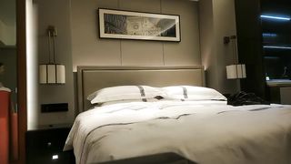 【69堂免费视频】约了个大长腿牛仔裤高冷妹子啪啪，口交舔弄开操被女的发现翻车_