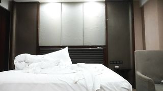 【69堂免费视频】约操巨乳骚女，一线天肥穴，手指揉搓扣弄，扛起双腿爆插，大力撞击猛顶