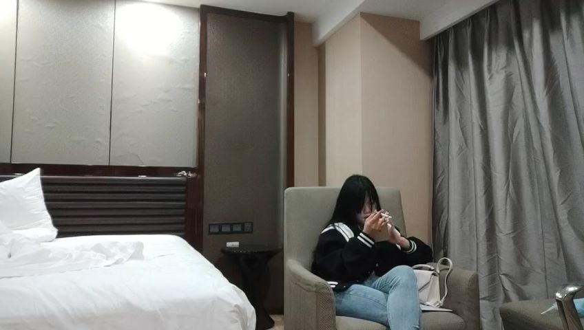 【69堂免费视频】约操巨乳骚女，一线天肥穴，手指揉搓扣弄，扛起双腿爆插，大力撞击猛顶