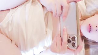 【69堂免费视频】露脸性爱私拍_太坏了_很认真玩王者荣耀却被男友强势插入内射小穴