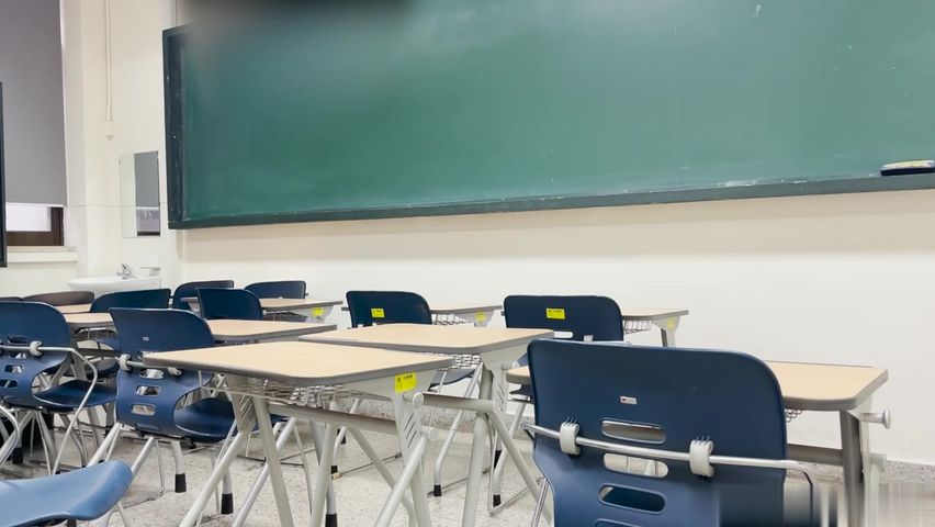 【69堂免费视频】刚下课看到没人就和女朋友直接做爱了