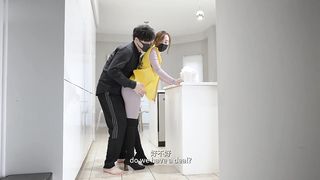 【69堂免费视频】瑜伽裤女外卖员送餐时被男客户强上