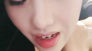 【69堂免费视频】❤❤光头大叔最近约的小姐姐3，_掏出奶子又吸又捏，扣穴舔骚逼，搞的妹妹好想要，骑上来自己动