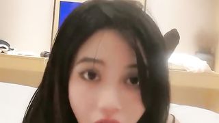 【69堂免费视频】满分颜值顶级美腿_，表情很销魂_，很听话舔脚吸蛋_，跪在地上深喉_，道具爆菊无毛骚逼