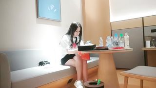 【69堂免费视频】长相甜美白色T恤妹子，近距离特写扣弄一线天粉穴，后入抽插表情清晰可见