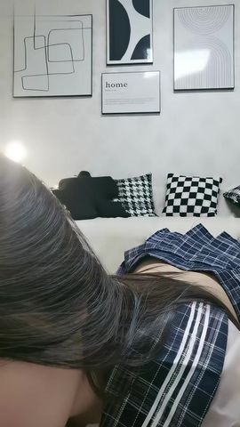 【69堂免费视频】19岁极品尤物学生妹，黑框眼镜非常清纯，吸吮手指骚起来，肉感身材，顶级大肥臀_00_01_01_00_16_26